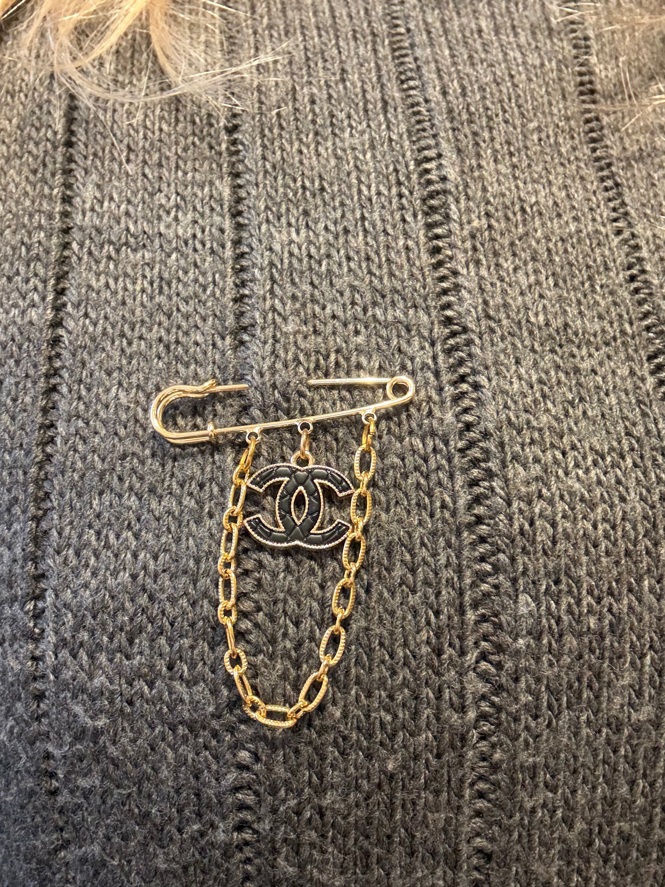 Spilla charm