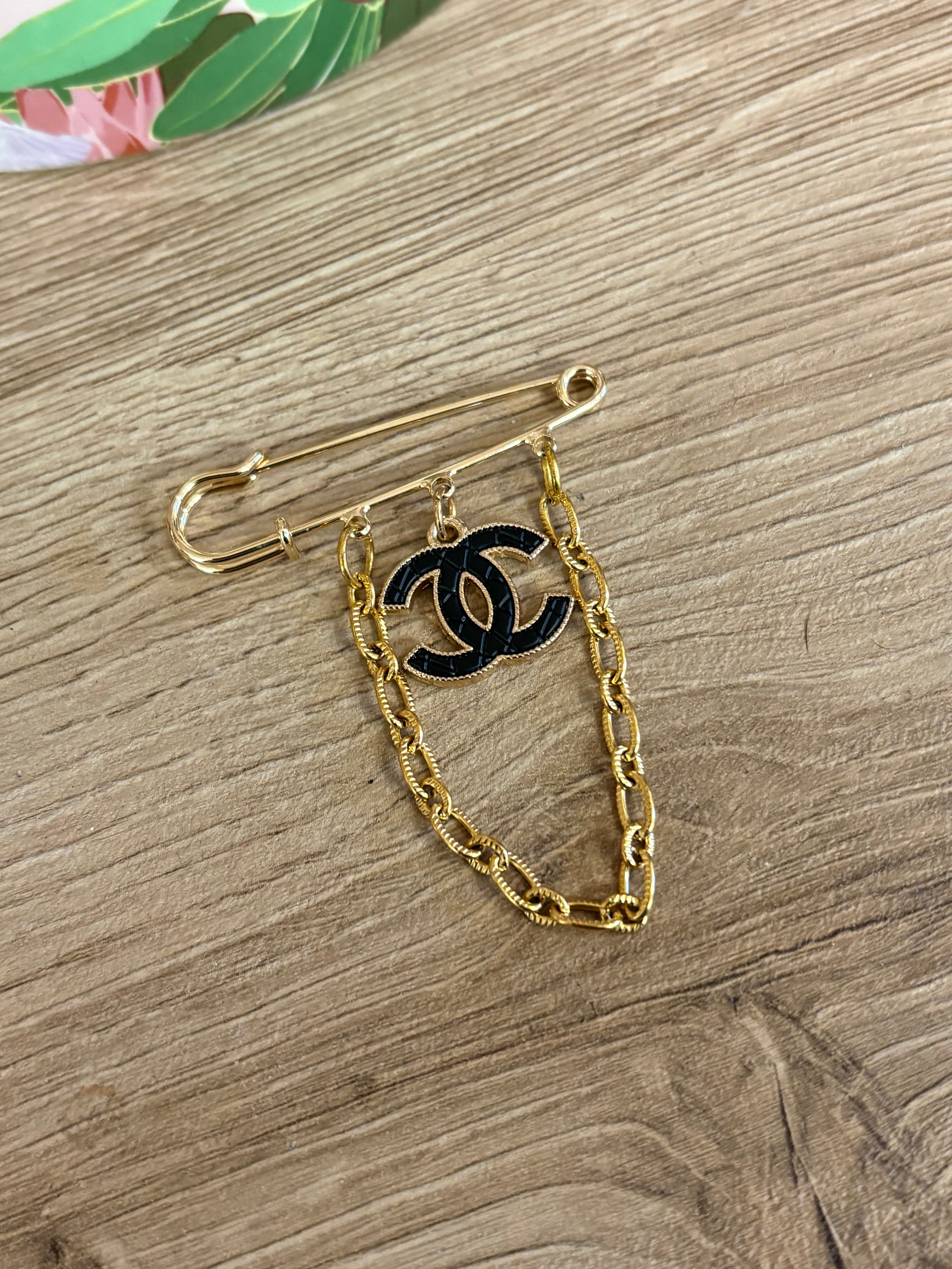 Spilla charm